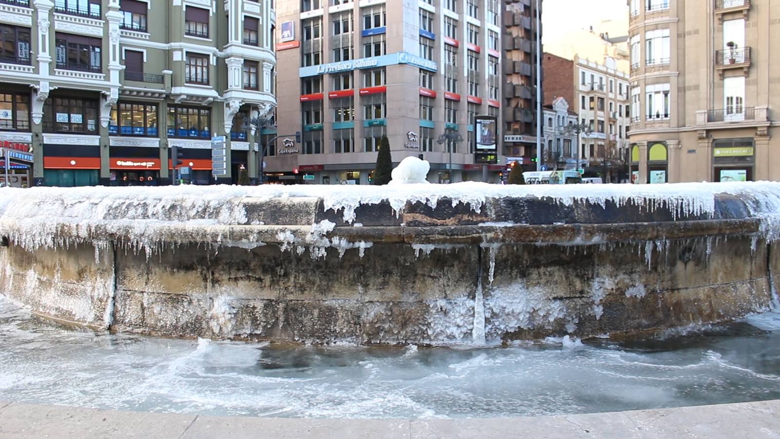 La fuente de Santo Domingo, en la capital leonesa, amaneció hoy totalmente congelada.