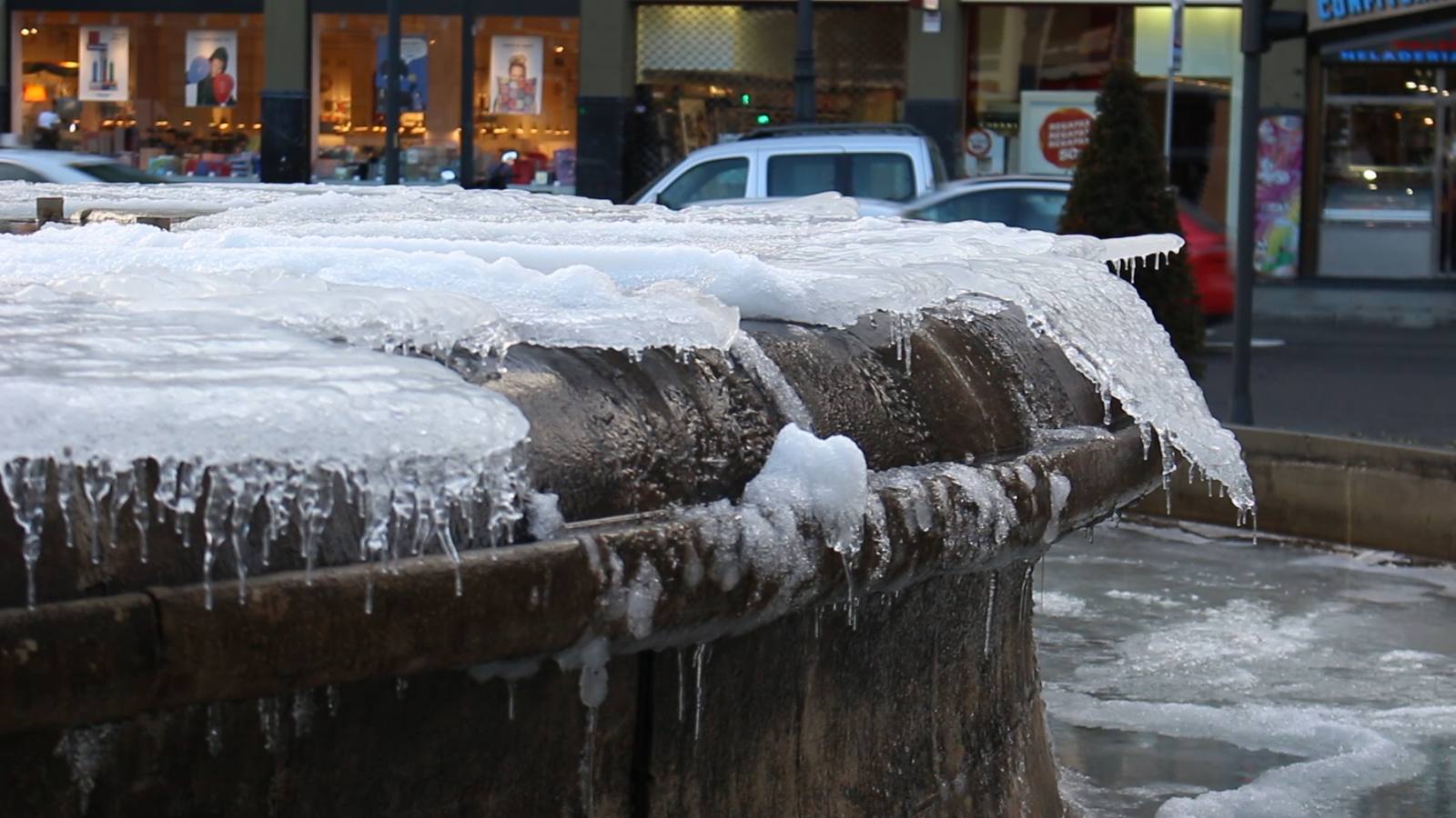 La fuente de Santo Domingo, en la capital leonesa, amaneció hoy totalmente congelada.