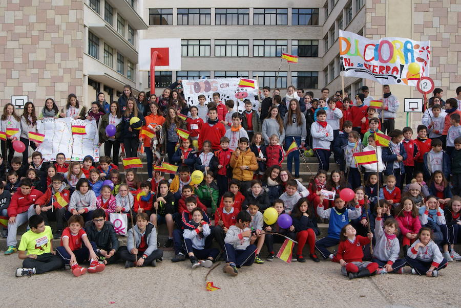 Manifestación de los niños del colegio San Agustín en contra de los cierres de Lauki y Dulciora