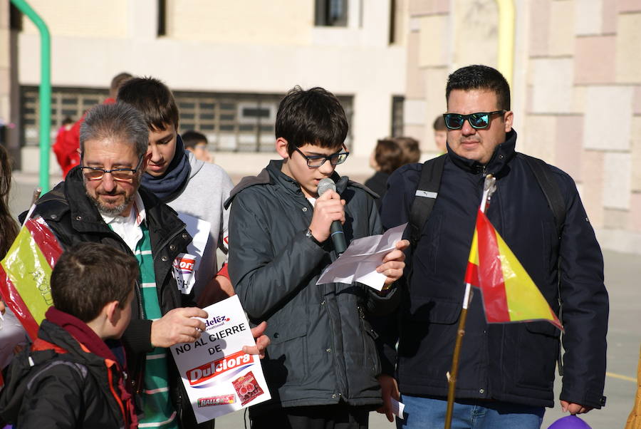 Manifestación de los niños del colegio San Agustín en contra de los cierres de Lauki y Dulciora