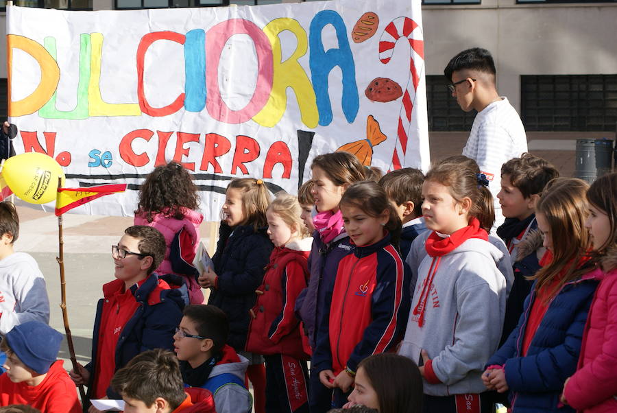 Manifestación de los niños del colegio San Agustín en contra de los cierres de Lauki y Dulciora