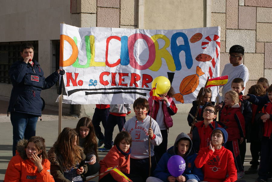 Manifestación de los niños del colegio San Agustín en contra de los cierres de Lauki y Dulciora