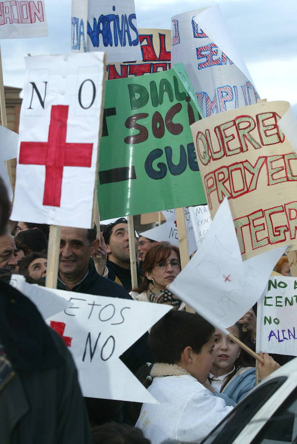 Así protestaban los vecinos contra el &#039;macrocentro&#039; de Cruz Roja en Girón en 2002