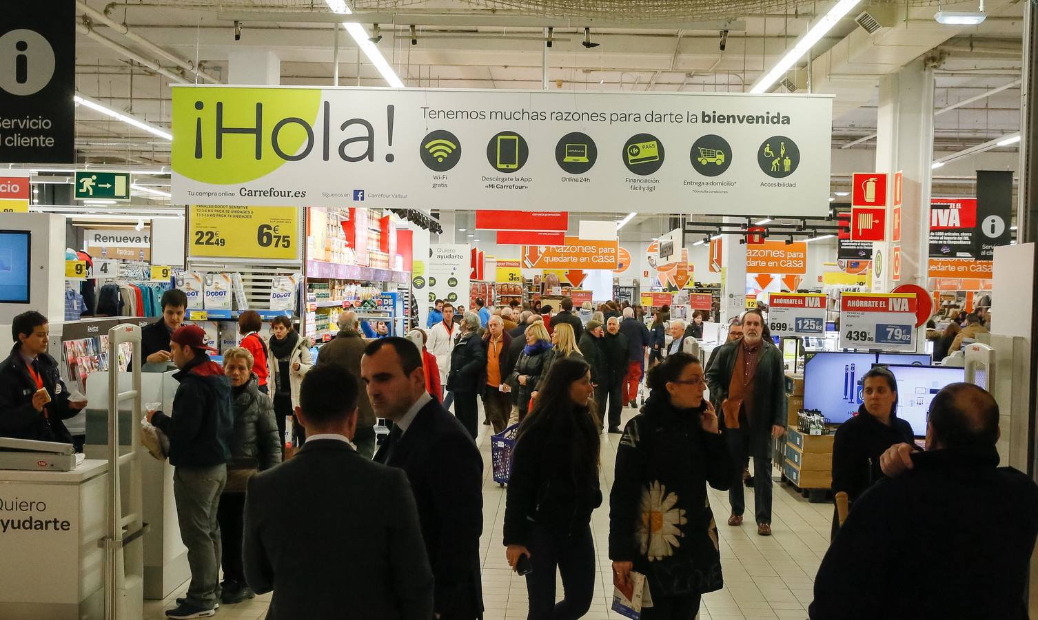 Cientos de clientes acuden el primer día de apertura del nuevo Carrefour en el centro comercial Vallsur