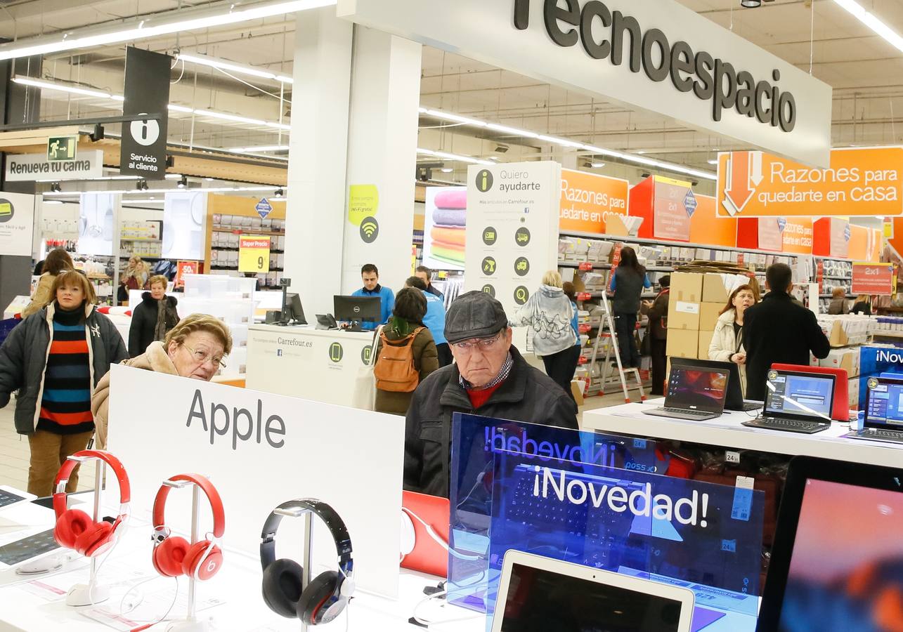 Cientos de clientes acuden el primer día de apertura del nuevo Carrefour en el centro comercial Vallsur