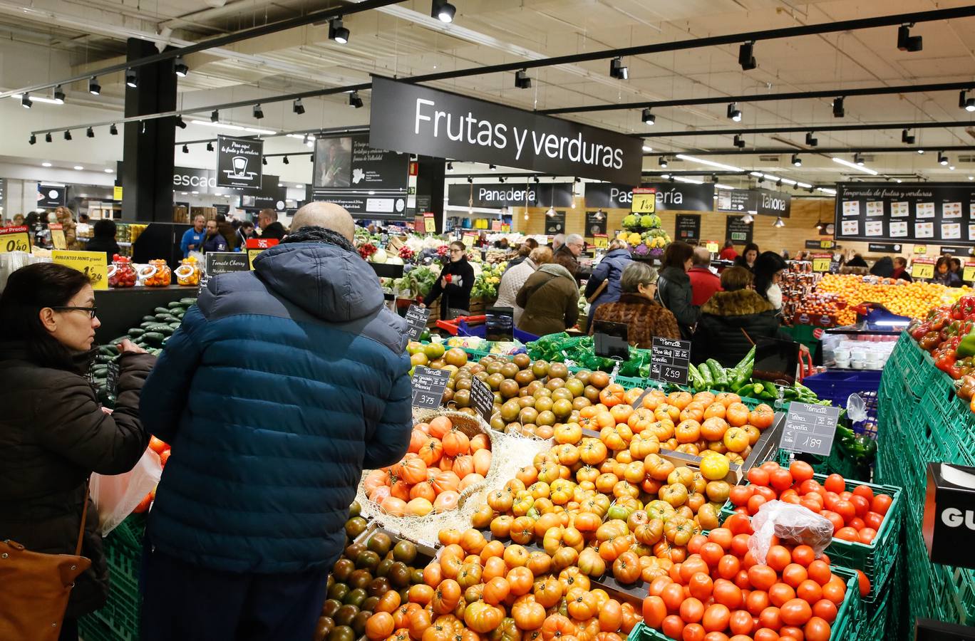 Cientos de clientes acuden el primer día de apertura del nuevo Carrefour en el centro comercial Vallsur