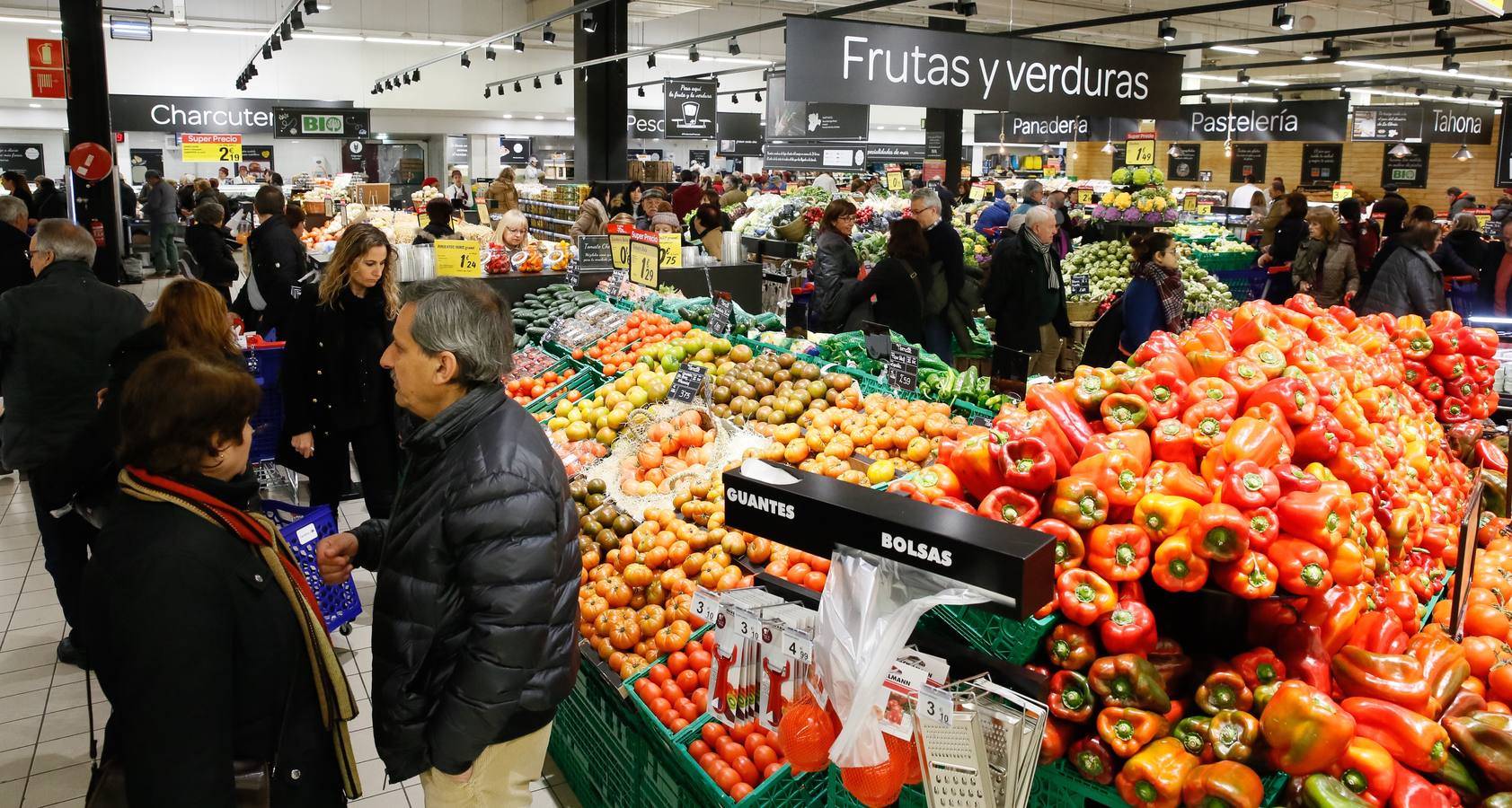 Cientos de clientes acuden el primer día de apertura del nuevo Carrefour en el centro comercial Vallsur