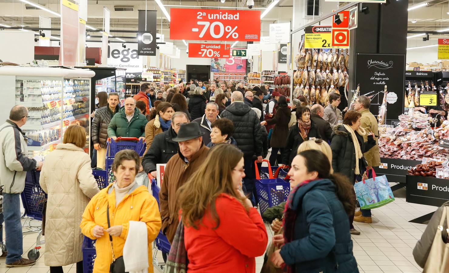 Cientos de clientes acuden el primer día de apertura del nuevo Carrefour en el centro comercial Vallsur