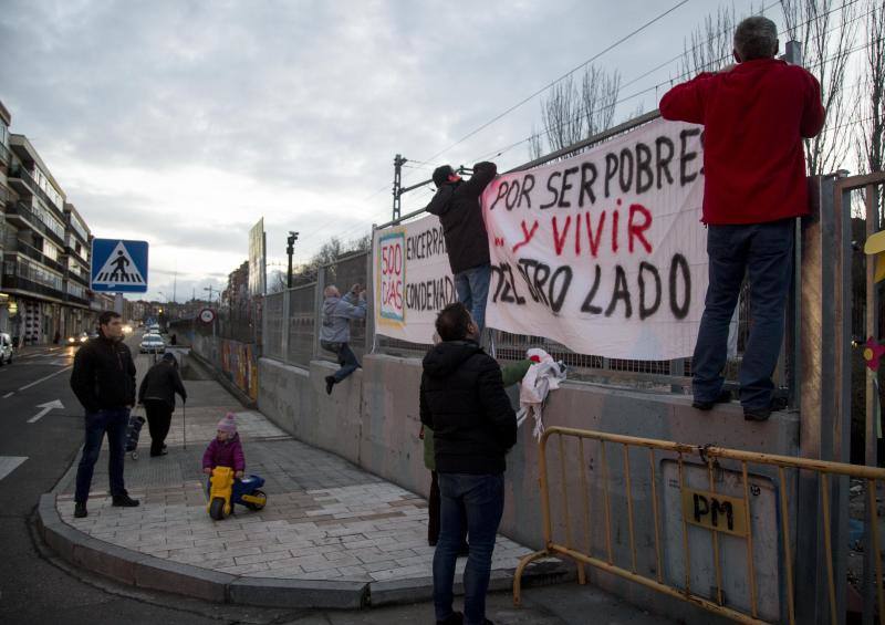 Colocación de pancartas y asamblea vecinal en la Pilarica (Valladolid)