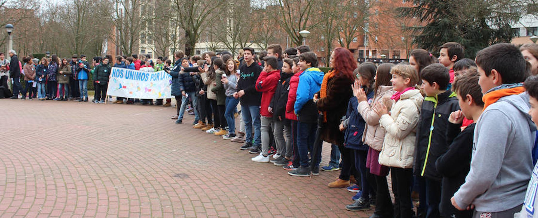 Alumnos del IES Parquesol celebran el Día de la Paz en El Parque del Reloj