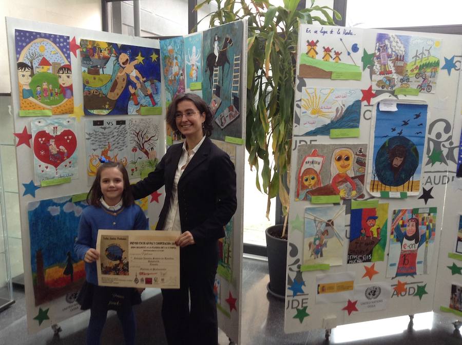 Entrega de diplomas en Madrid a Lorena Bedoya y al Profesorado del Colegio Ntra. Señora de Lourdes, galardonados en el Concurso Escolar de la Fundación Paz y Cooperación 2016. 'Don Quijote o la Fuerza de la Utopía. Preparando el Futuro'.