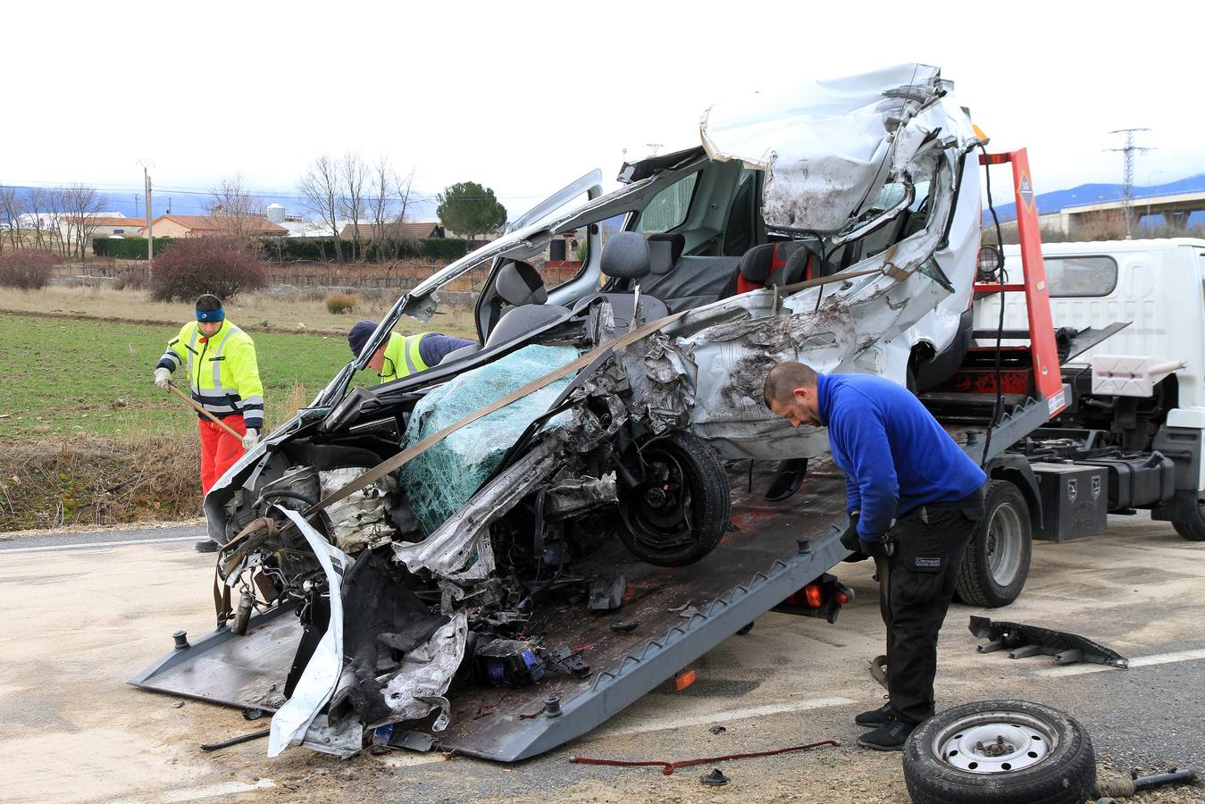 Fallece una mujer en una colisión entre un autobús y una furgoneta en Espirdo (Segovia)