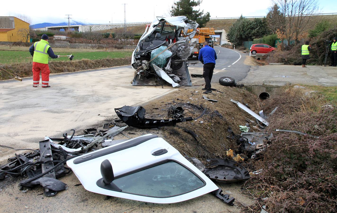 Fallece una mujer en una colisión entre un autobús y una furgoneta en Espirdo (Segovia)