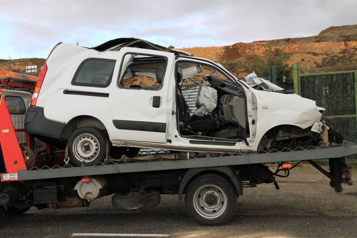 Fallece una mujer en una colisión entre un autobús y una furgoneta en Espirdo (Segovia)