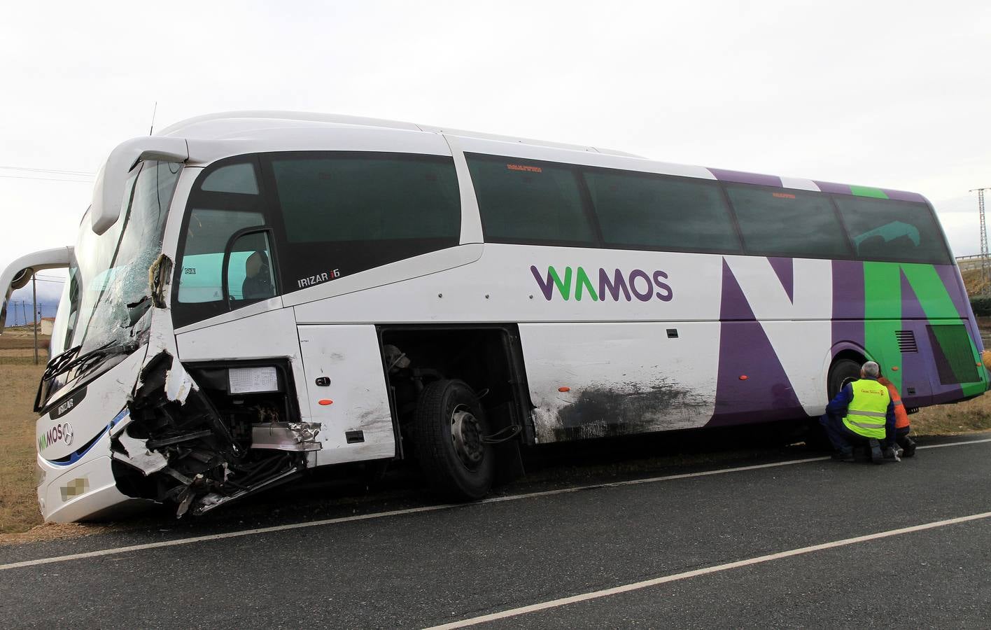 Fallece una mujer en una colisión entre un autobús y una furgoneta en Espirdo (Segovia)