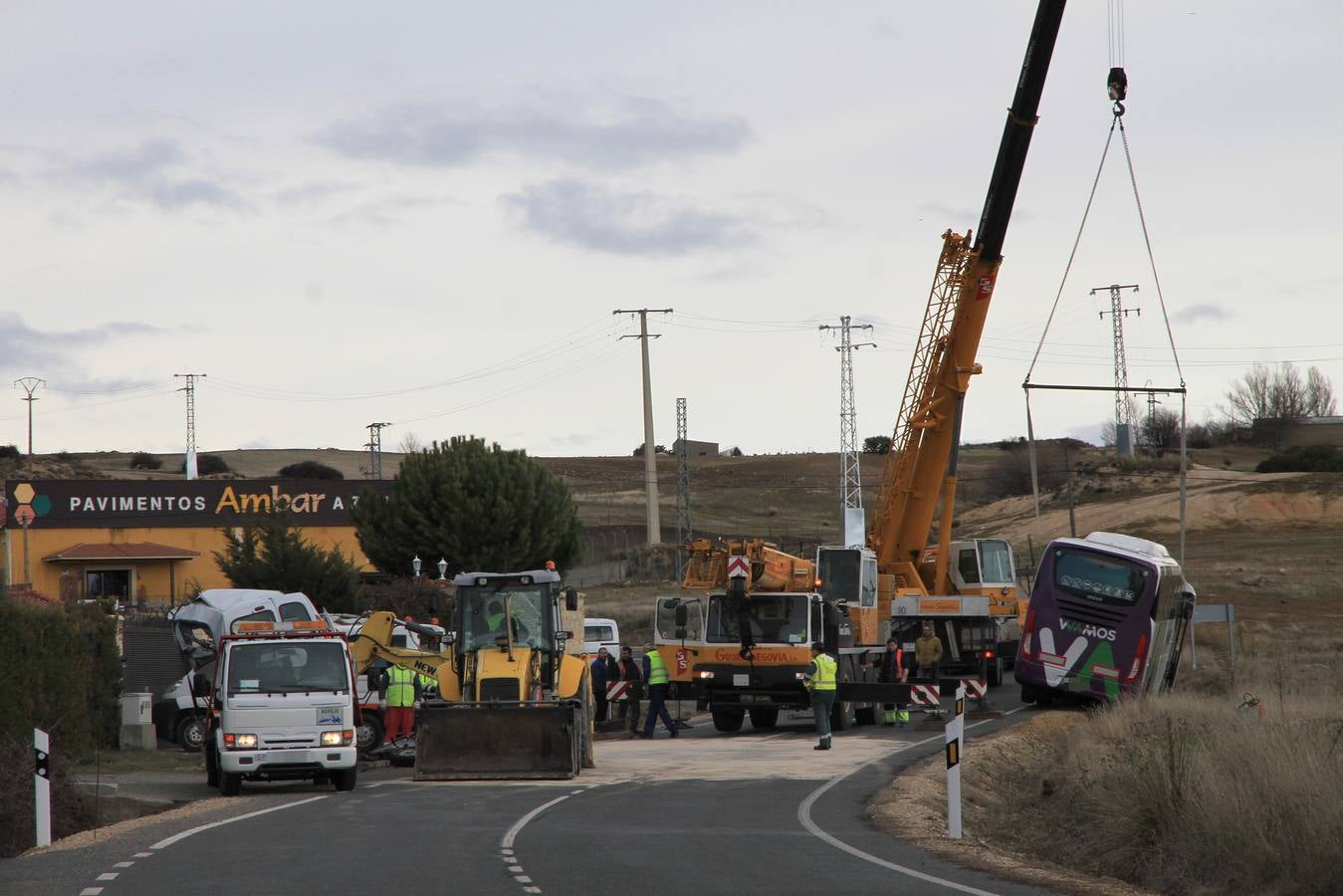 Fallece una mujer en una colisión entre un autobús y una furgoneta en Espirdo (Segovia)