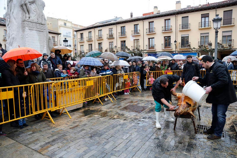 Cientos de palentinos reviven en la Plaza Mayor la matanza del cerdo