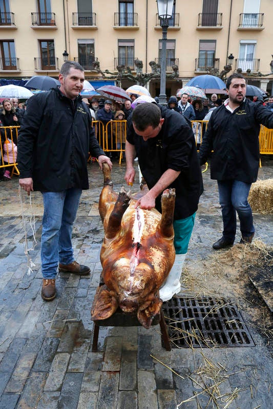 Cientos de palentinos reviven en la Plaza Mayor la matanza del cerdo