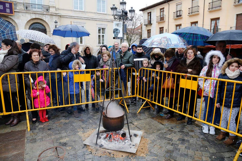 Cientos de palentinos reviven en la Plaza Mayor la matanza del cerdo