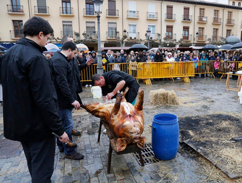 Cientos de palentinos reviven en la Plaza Mayor la matanza del cerdo