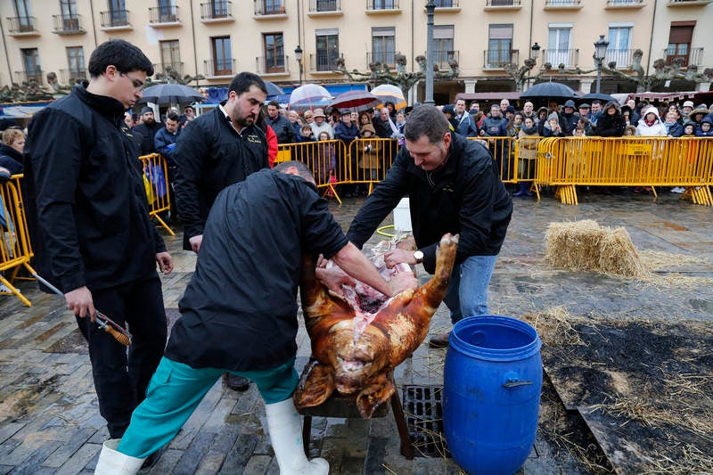 Cientos de palentinos reviven en la Plaza Mayor la matanza del cerdo