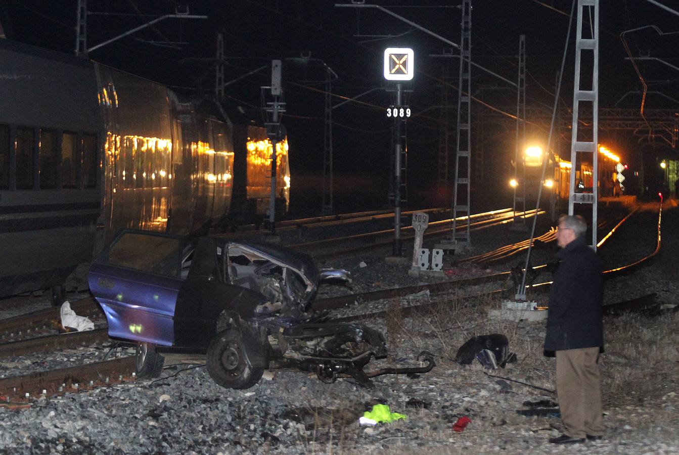 Dos jóvenes mueren arrollados por el tren en un paso a nivel en Palencia