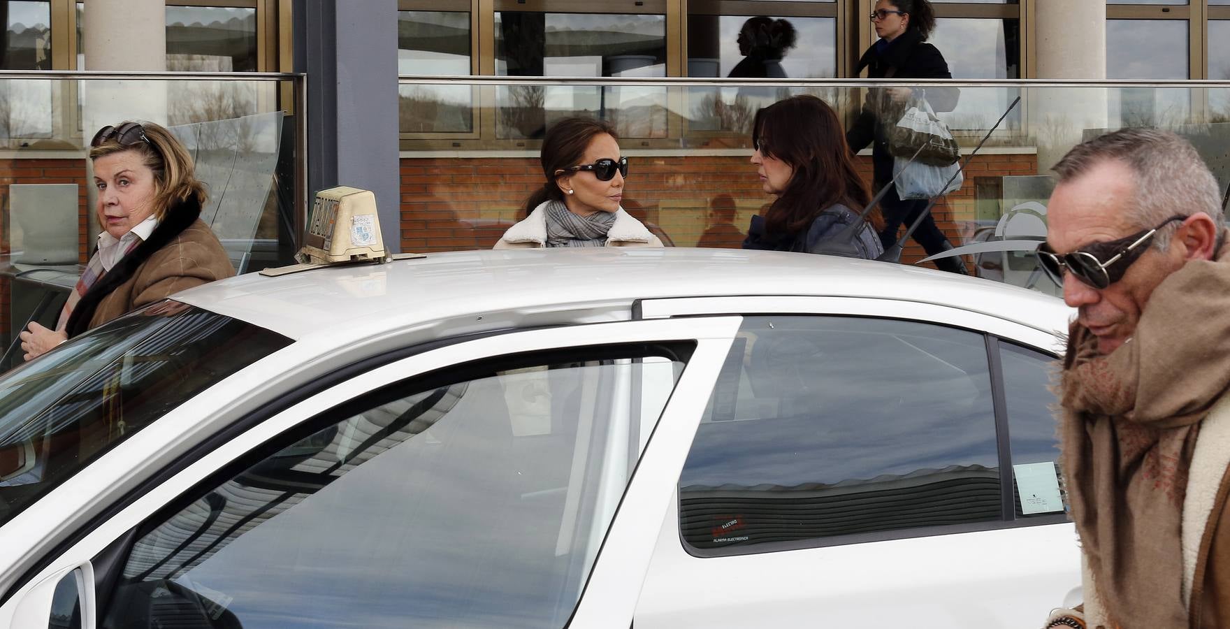 Famosos y personalidades arropan a las familias de los jóvenes arrollados por el tren en Palencia