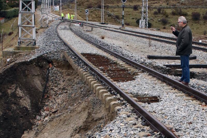 Hundimiento de tierras en las vías del apeadero de la estación del Espinar (Segovia)