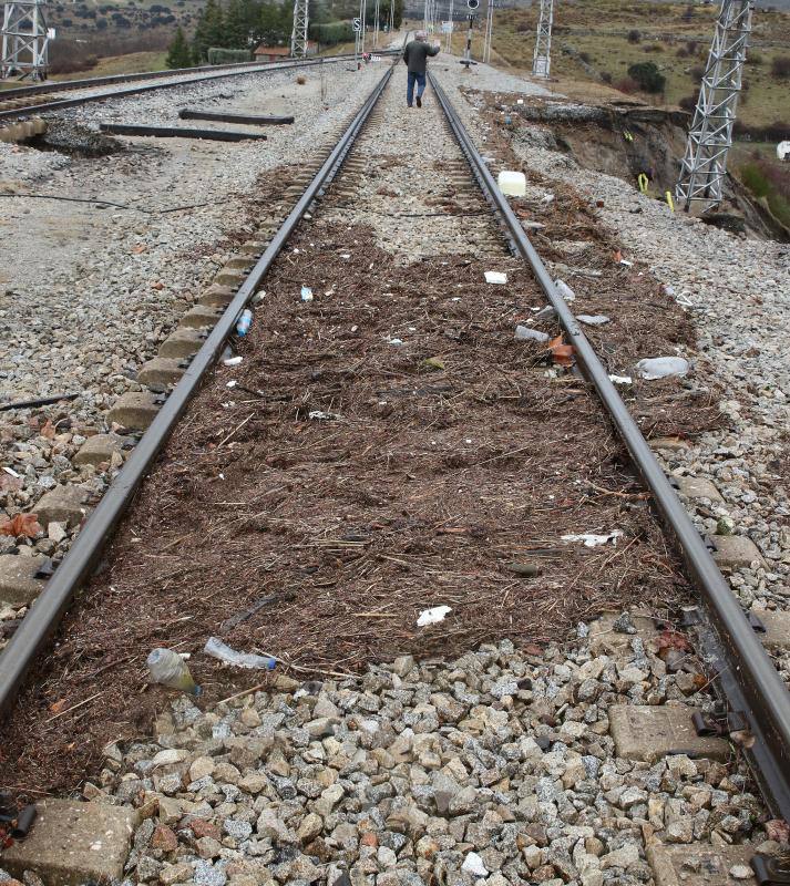 Hundimiento de tierras en las vías del apeadero de la estación del Espinar (Segovia)