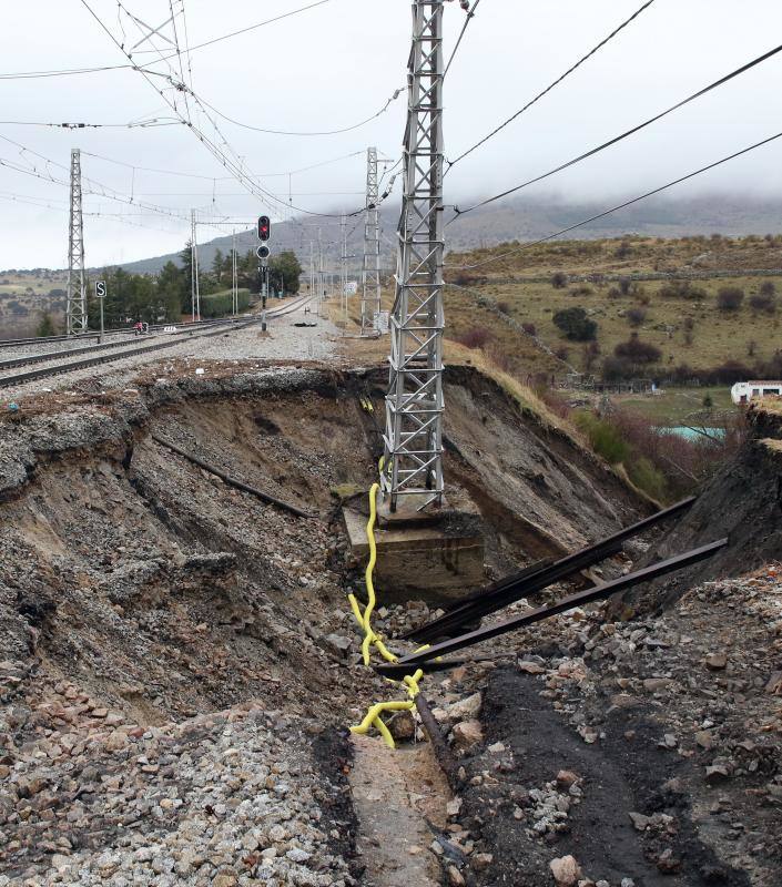 Hundimiento de tierras en las vías del apeadero de la estación del Espinar (Segovia)