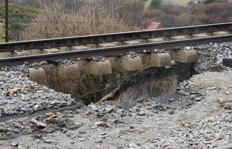 Hundimiento de tierras en las vías del apeadero de la estación del Espinar (Segovia)