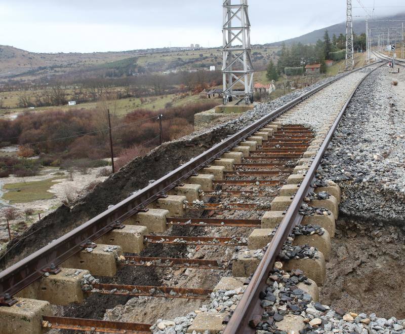 Hundimiento de tierras en las vías del apeadero de la estación del Espinar (Segovia)