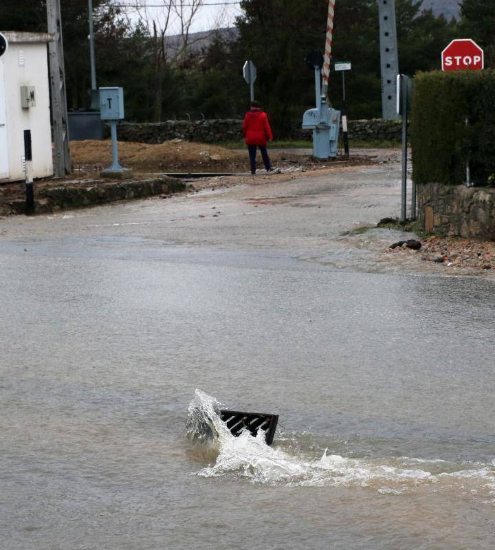 Inundaciones y destrozos del temporal en la estación del Espinar (Segovia)