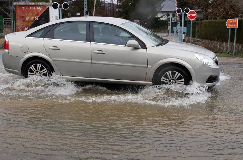 Inundaciones y destrozos del temporal en la estación del Espinar (Segovia)