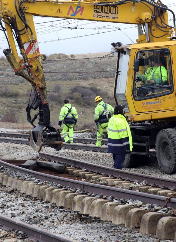 Obras en el apeadero de la estación del Espinar a causa de las inundaciones (Segovia)