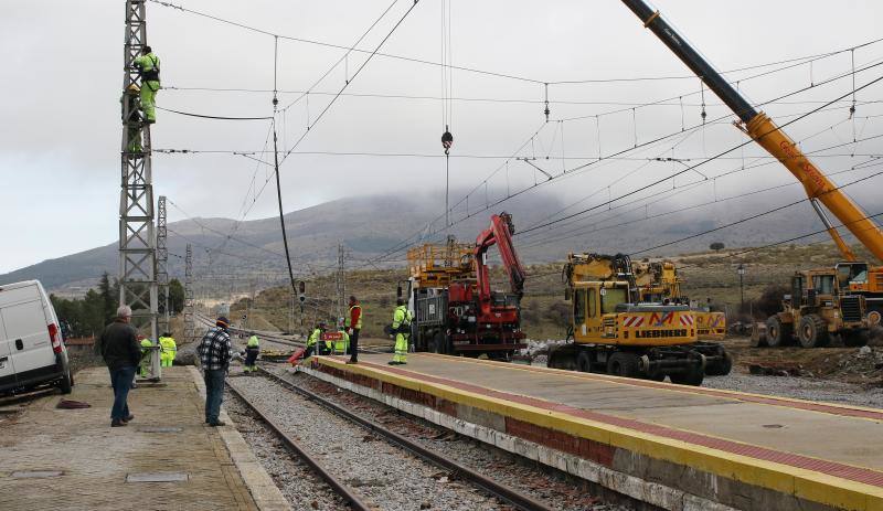 Obras en el apeadero de la estación del Espinar a causa de las inundaciones (Segovia)