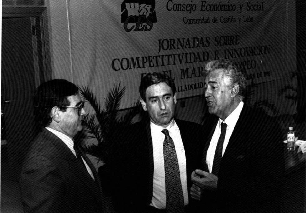 14.12.1993 El presidente del Consejo Económico y Social de Castilla y León, José Manuel García-Verdugo (d) fue el moderador de una mesa redonda celebrada hoy en Valladolid sobre la 'Competitividad e Innovación en el marco europeo'. En la imagen, junto al subdirector general de Caja España, Matías Pedruelo (c) y el catedrático de Organización de Emnpresas de la Universidad Autónoma de Madrid, Eduardo Bueno.