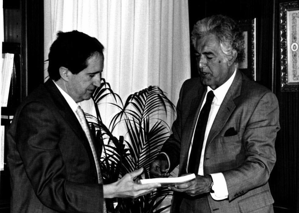 01.07.1994 El presidente del Consejo Económico y Social de Castilla y León, José Manuel García-Verdugo entregó hoy el informe anual de sta institución al presidente de la Junta, Juan José Lucas.