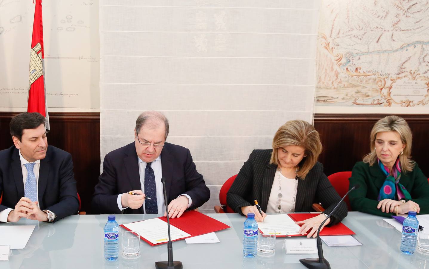 Juan Vicente Herrera y Fátima Báñez firman un convenio de colaboración en materia de Inspección de Trabajo