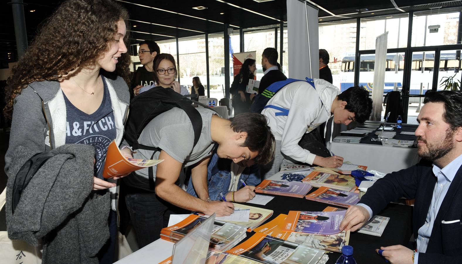 Cientos de bachilleres abarrotan el Salón de Orientación Universitaria Unitour en la Feria de Valladolid