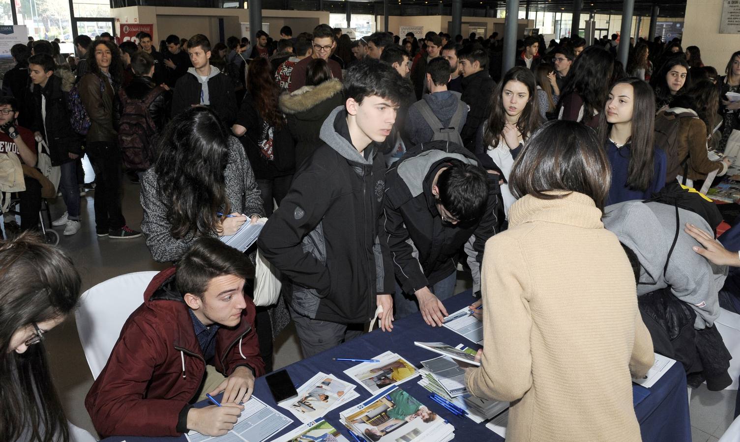 Cientos de bachilleres abarrotan el Salón de Orientación Universitaria Unitour en la Feria de Valladolid