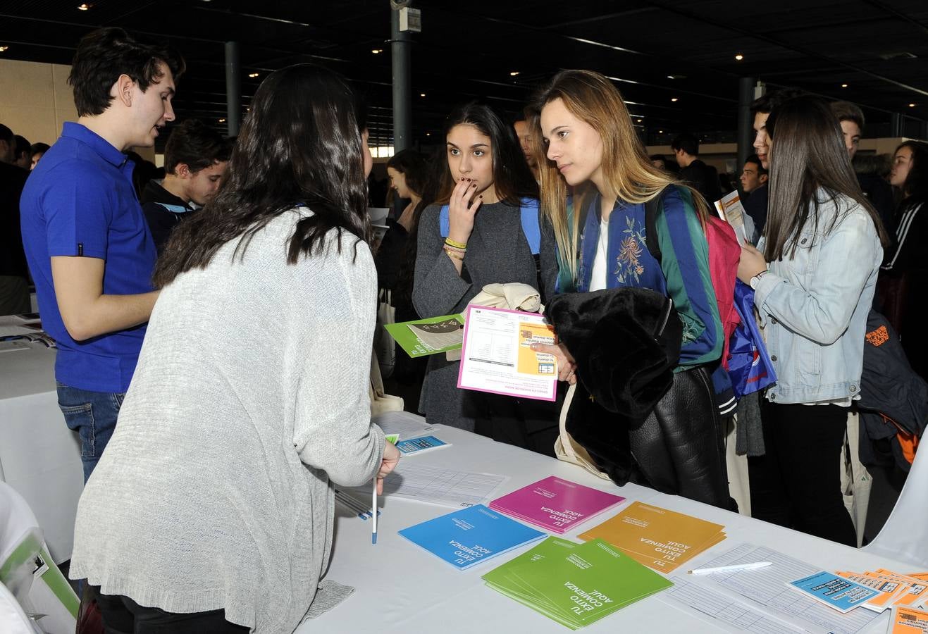 Cientos de bachilleres abarrotan el Salón de Orientación Universitaria Unitour en la Feria de Valladolid
