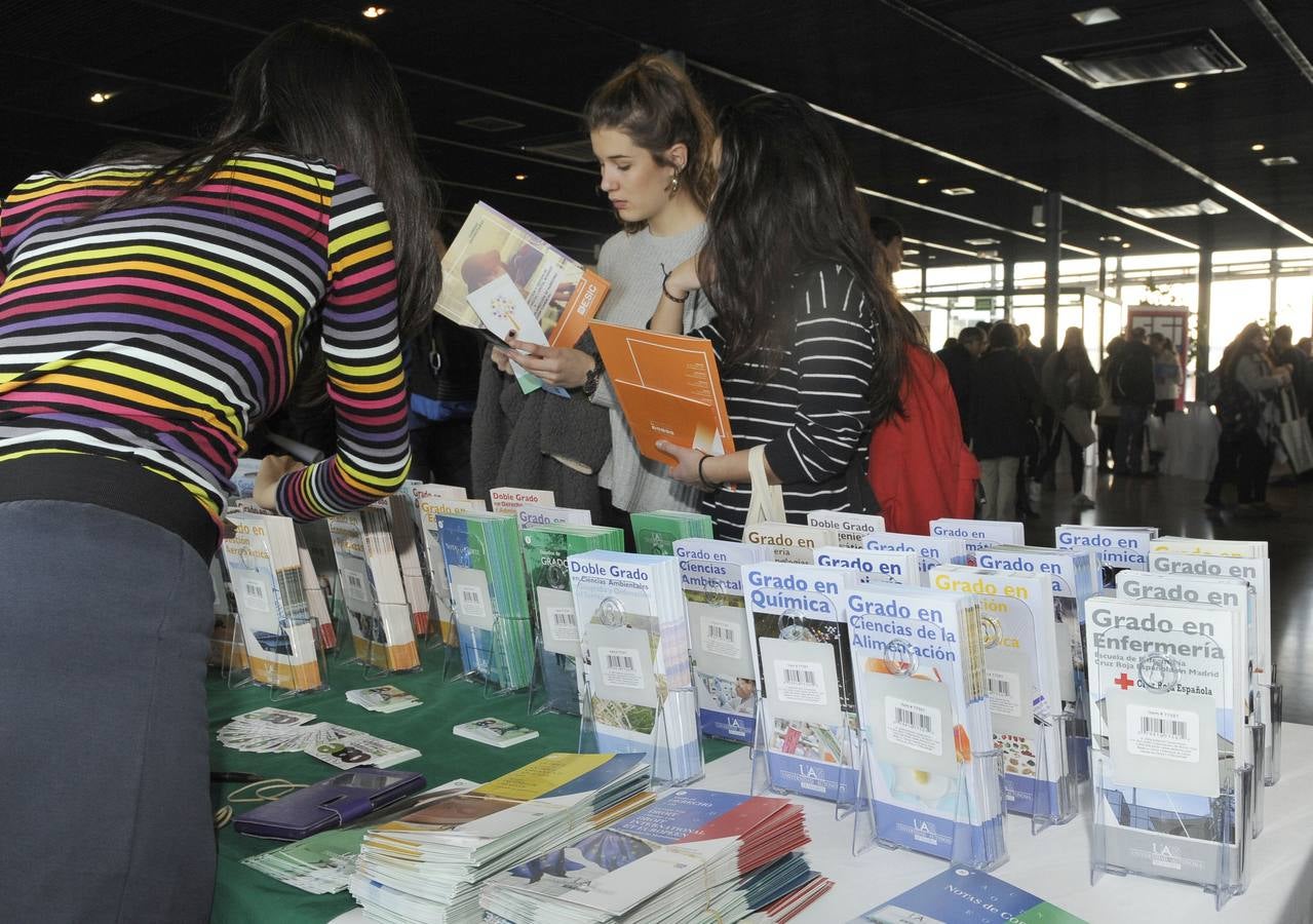 Cientos de bachilleres abarrotan el Salón de Orientación Universitaria Unitour en la Feria de Valladolid
