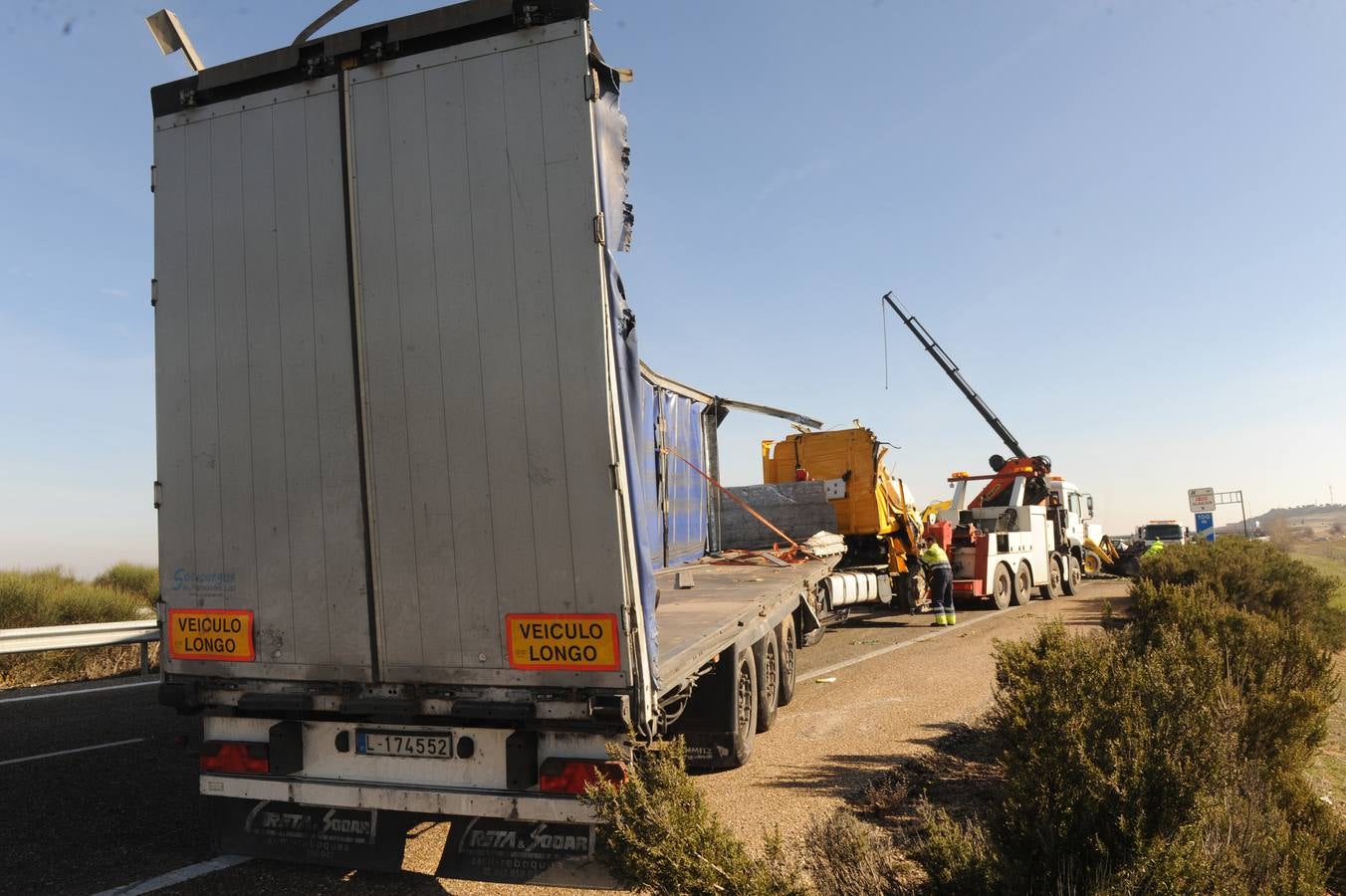Vuelca un camión cargado de cebollas en la A-62 a la altura de Alaejos