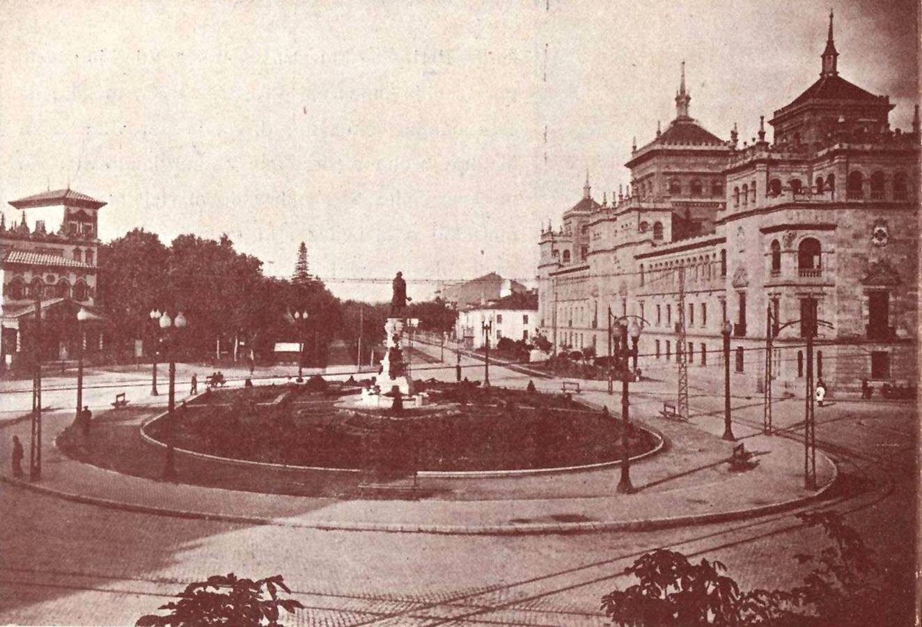 Plaza de Zorrilla con la Academia de Caballería a la derecha.