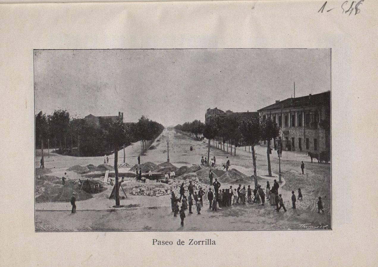 Fotografía de J. Thomas, que muestra las obras para instalar la estatua de José Zorrilla.