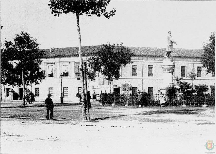 Estatua de José Zorrilla con parte del antiguo edificio de la Academia de Caballería (Octógono).