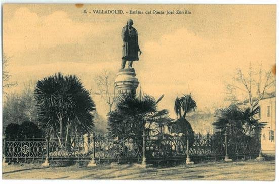 Estatua de José Zorrilla con parte del antiguo edificio de la Academia de Caballería (Octógono).