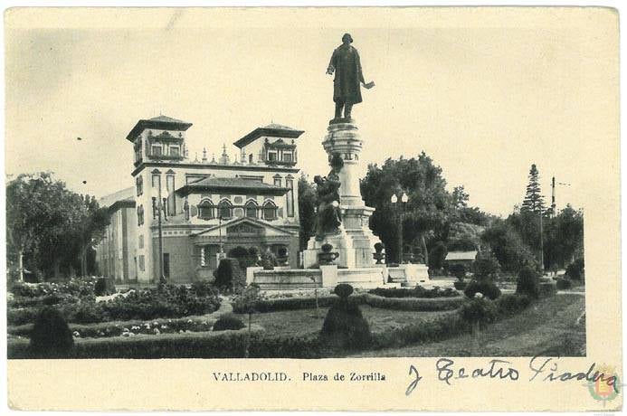 La estatua de José Zorrilla delante del Teatro Pradera en los años 40.