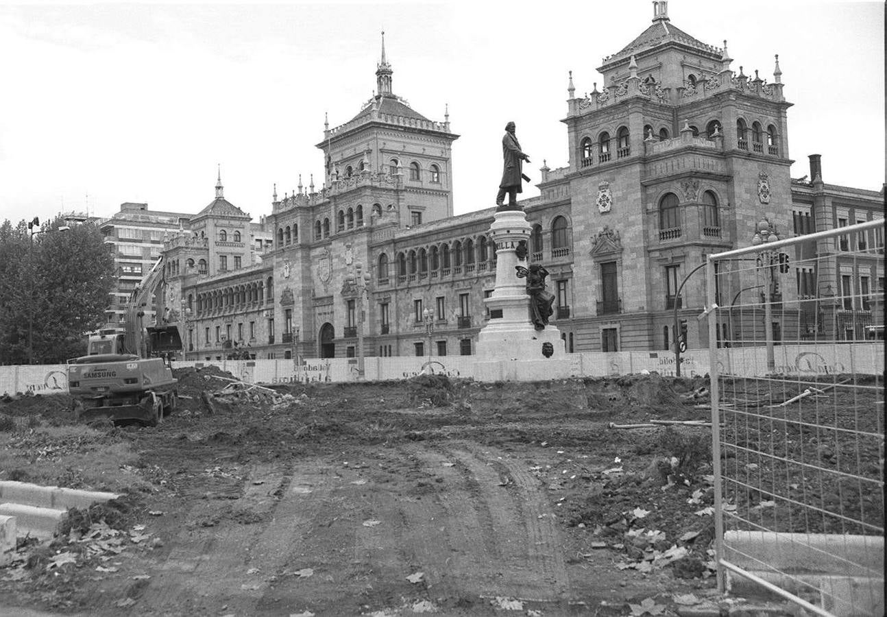 04.11.1998 Obras en la plaza José Zorrilla para la instalación de una fuente cibernética.